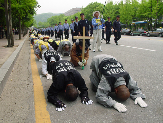 5. 과천 정부종합청사 앞 도로를 지나고 있는 삼보일배 순례단. 